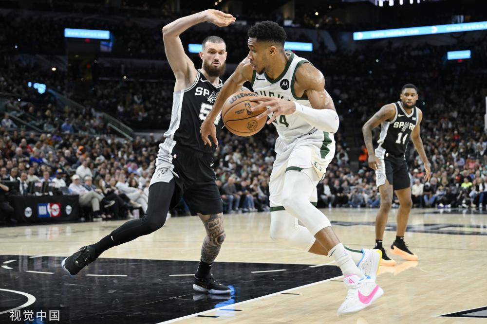 篮球比赛中 篮球比赛中